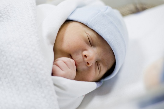 寶寶愛吃手入睡，這癮，要不要戒？